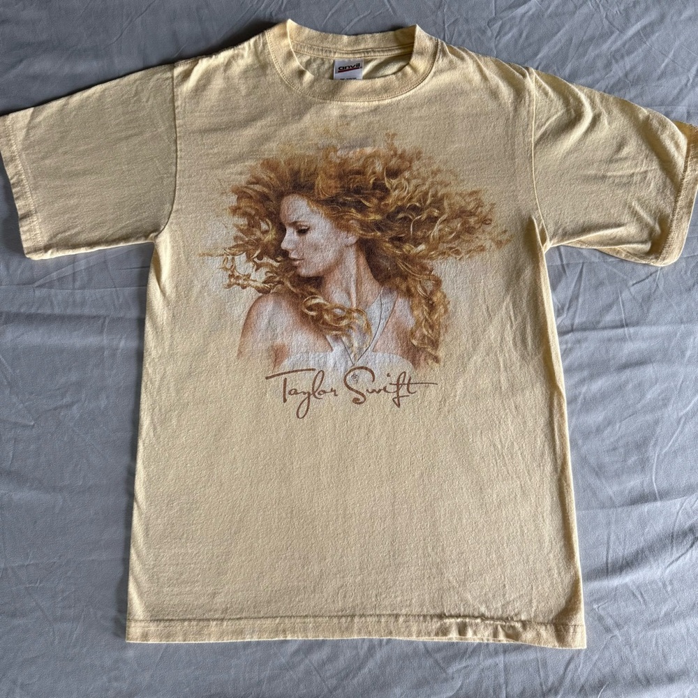 Taylor Swift Vintage Fearless 2009 Y2K Tour T-Shirt Anvil Tag Size Small - Picture 2 of 8
